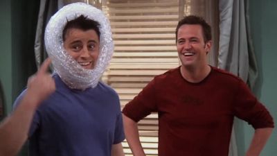 - What are you guys doing?
- Try it. I can't feel a thing. - Friends