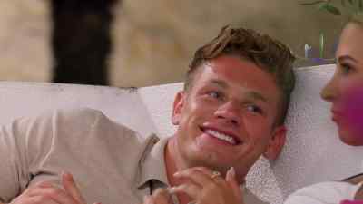 What are you looking at? - Love Island Australia