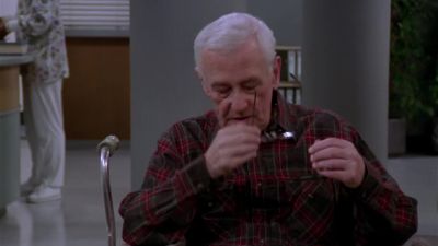- What are you reading, Daph?
- I have no idea. - Frasier