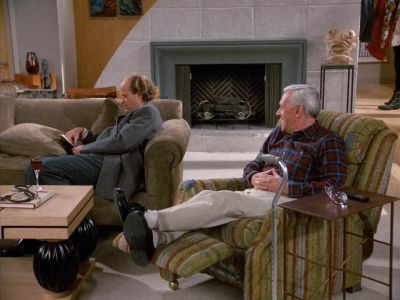 - What are you reading?
- You wouldn't find it interesting. - Frasier