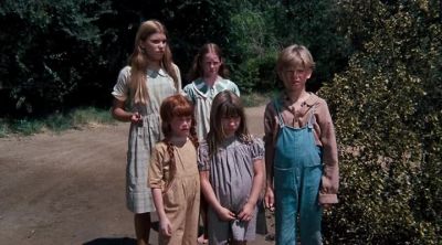 -What are we stopping for?
-The haunted house. - The Waltons