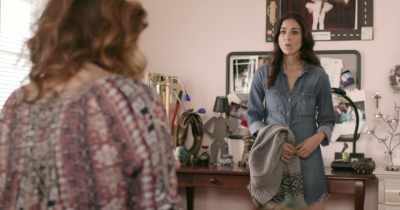 - What are you talking about?
- It's a real best friend - Lez Bomb