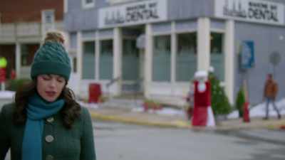 What are the holiday romance
cliches again? - Believe in Christmas