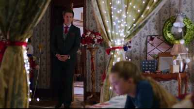- What are you watching?
- A Christmas movie. - Christmas at the Palace