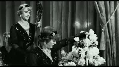 - What are you doing with my flowers? - Some Like It Hot