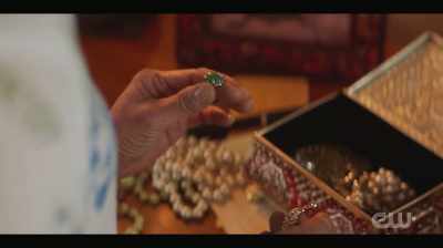 WHAT ARE YOU DOING WITH
THE NECKLACE FROM BABA, - Kung Fu