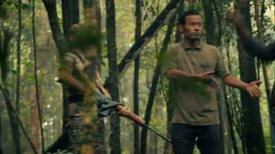 WHAT COULD THAT BE --
HUNTERS OR REBELS? - Expedition Mungo