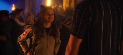 -What did she say?
-Not here. - The Kissing Booth 2