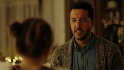 - What do you mean?
- Zach. You like my mom, right? - Mom's Christmas Boyfriend