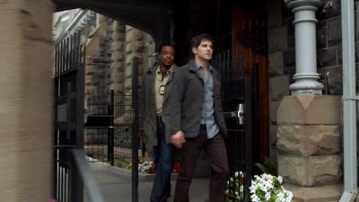 - What do you think?
- Talks a good game. - Grimm