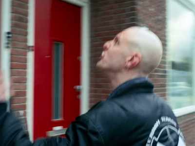 What do you want, imbecile?
- Open up, I'm here to get Pris's stuff. - Hardcore Never Dies