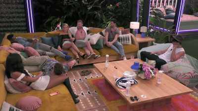 >> WHAT DOES IT SAY? - Love Island