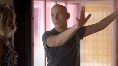 What does it look like?
It's me, it's big blond hair, - Trixie Motel