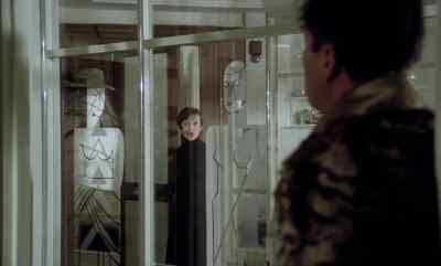 - What does he look like?
- Sort of poor. With a shoulder bag. - Despair