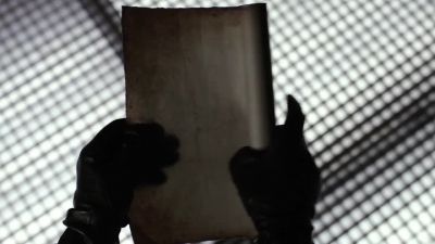 What does it say? - Arrow