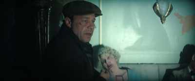 - What you doing?
- It's not coming off. - Blitz