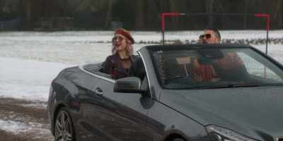 - What you doing? We've got to go!
- Come back! We can't drive this! - The Princess Switch 3: Romancing the Star