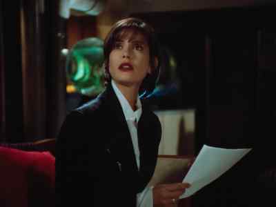 - What?
- Give me a minute. - Lois & Clark: The New Adventures of Superman