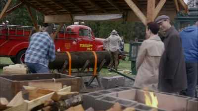 - What is going on here?
- Spring is in the air. - Moonlight in Vermont
