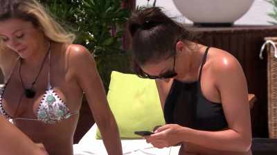 ‐What, you got
a text already?
‐Oh, my God. - Love Island