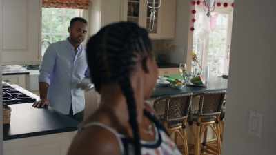 - What you got there?
- Cupcakes for the party, so... - The Incredible Jessica James