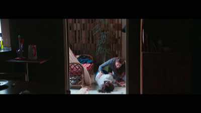 -What happened?
-I don't know! She fainted! - Souvenir
