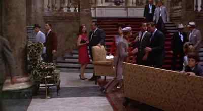 What happened?
- It's the elevator. - Hotel
