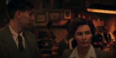What happened?
She'll stop people from leaving. - Agatha and the Midnight Murders
