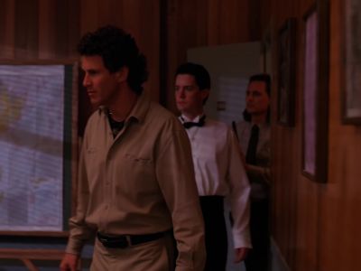 - What happened?
- Somebody shot Waldo. - Twin Peaks
