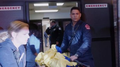 - What happened?
- Stand back. - Chicago Fire