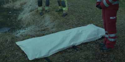 - What happened this time?
- Shot in the back, straight. - The Darker the Lake