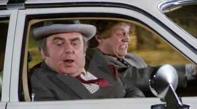 -What happened?
-What are you doing here? - The Dukes of Hazzard