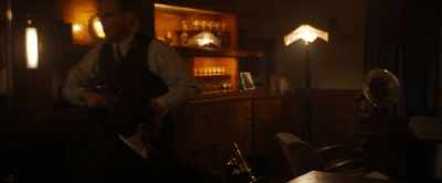 -What happens with all that money anyway?
-Come. - The Resistance Banker