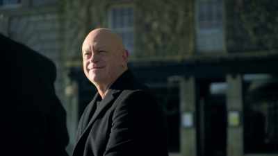 - What was he like?
- Very personable, well-spoken. - Ross Kemp: Mafia and Britain