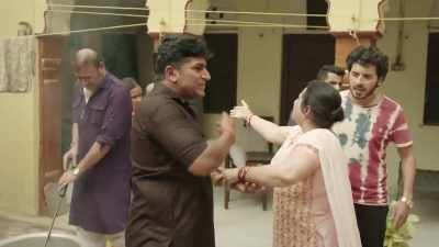 What is he saying?
He cannot handle his children. - Badnaam Gali
