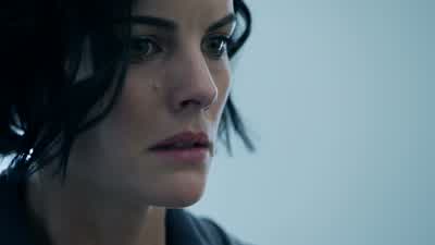 What? Hey, come take a look at this. - Blindspot