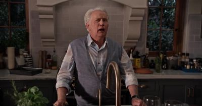 What was I supposed
to be doing in here again? - Grace and Frankie