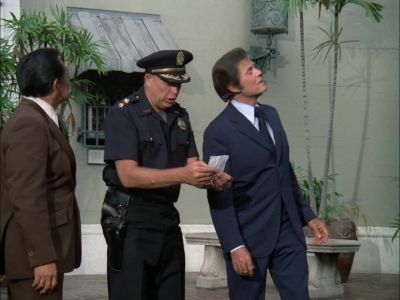 -WHAT IS IT?
-GET A LOAD OF THIS, WILL YOU? - Hawaii Five-O