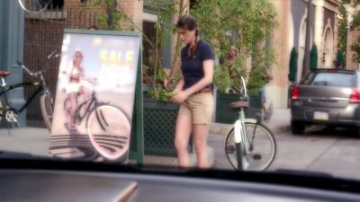 WHAT IS SHE DOING?
I TOLD HER TO LEAVE HER NOTE
UNDER THAT SIGN. - Pretty Little Liars