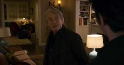 - What is?
- Your house, it's... it's nice. - The Kominsky Method