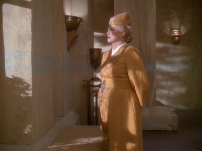 - What is it?
- Colonel Lenaris is here. - Star Trek: Deep Space Nine