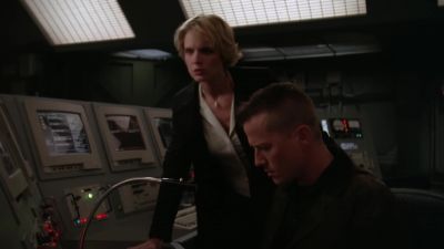 - What is it?
- Someone's trying to lock down the ship. - Stargate SG-1