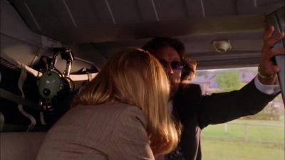 - What is it?
- We have to get out of here! Come on! - Smallville