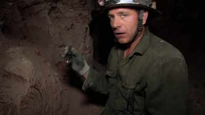 What I've got here is a UV light
or black light. - Outback Opal Hunters