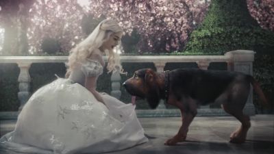 - What news, Bayard?
- Alice has returned to Underland. - Alice in Wonderland