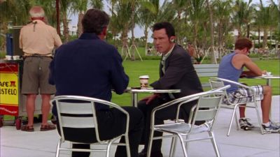 What is she waitin' for?
It's been a half hour.
Fi, you see anything? - Burn Notice