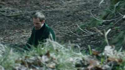 - What?
- Shooting with one hand is not easy. - The Little Drummer Girl