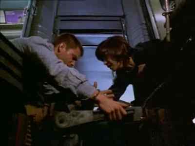 - What should we do?
- I do not know. Look around! - The Time Shifters