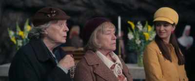 - What?
- So, we could all see her. - The Miracle Club