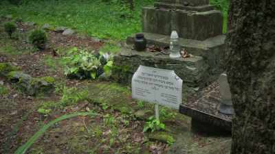 - What is that?
- Another memorial. - The Commandant's Shadow